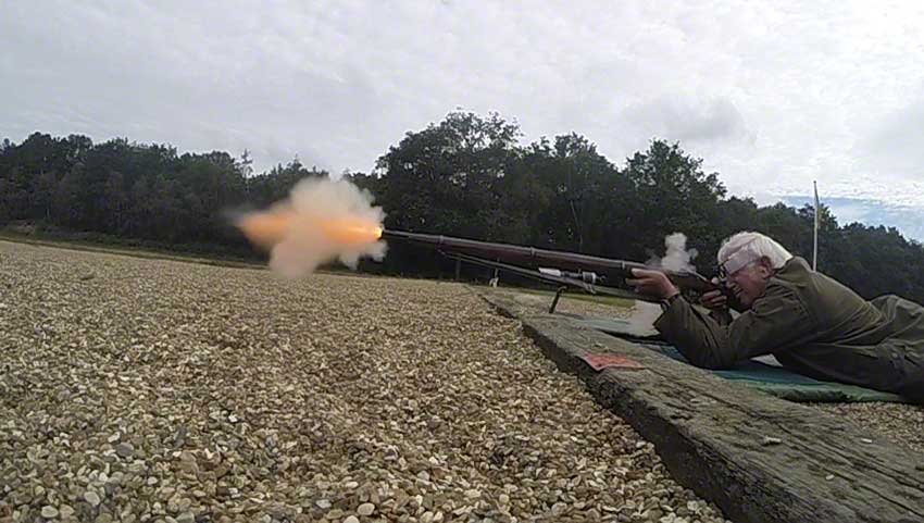 Enfield Volunteer Rifle: Flame and bullet emerge1.